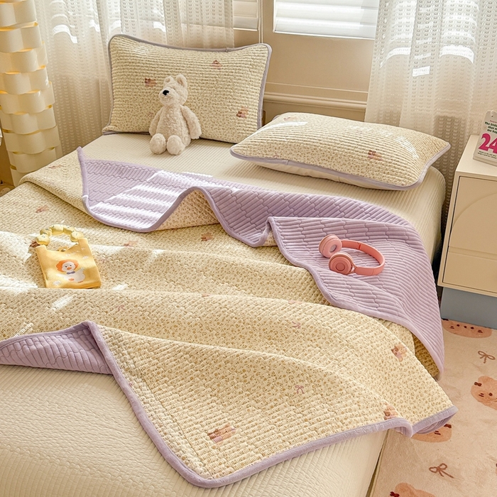 91家纺网 家纺一手货源 找家纺 雅萱家纺 2025新款全棉牛奶绒夹棉床盖系列 闹钟麦田(黄)