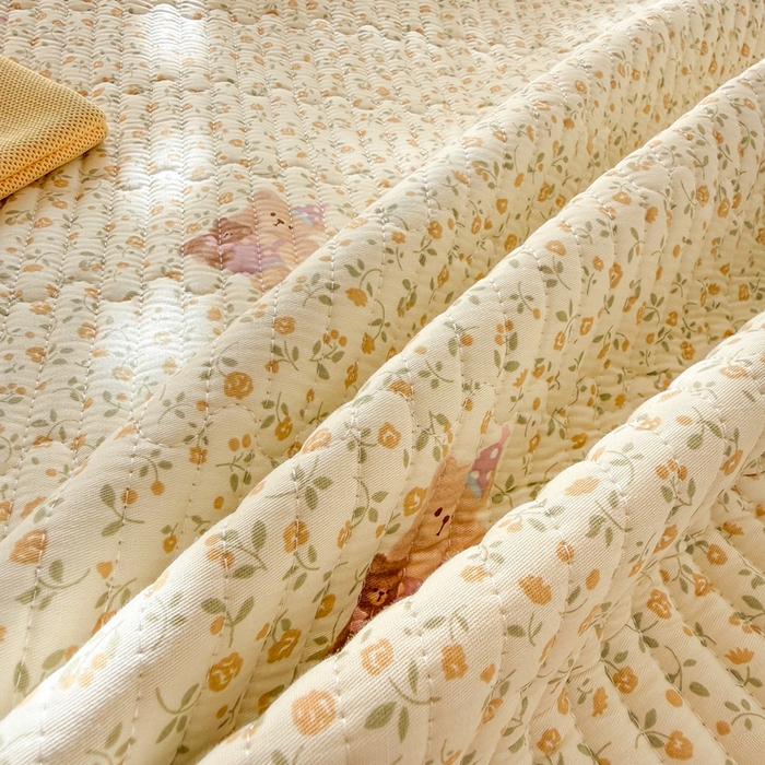 91家纺网 家纺一手货源 找家纺 雅萱家纺 2025新款全棉牛奶绒夹棉床盖系列 闹钟麦田(黄)