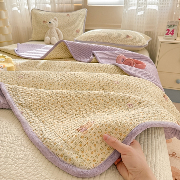 91家纺网 家纺一手货源 找家纺 雅萱家纺 2025新款全棉牛奶绒夹棉床盖系列 闹钟麦田(黄)