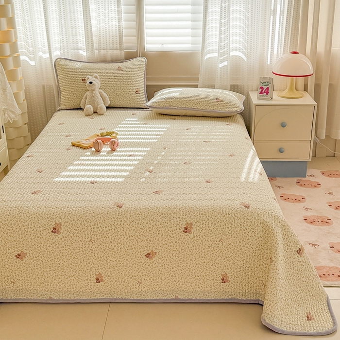 91家纺网 家纺一手货源 找家纺 雅萱家纺 2025新款全棉牛奶绒夹棉床盖系列 闹钟麦田(黄)