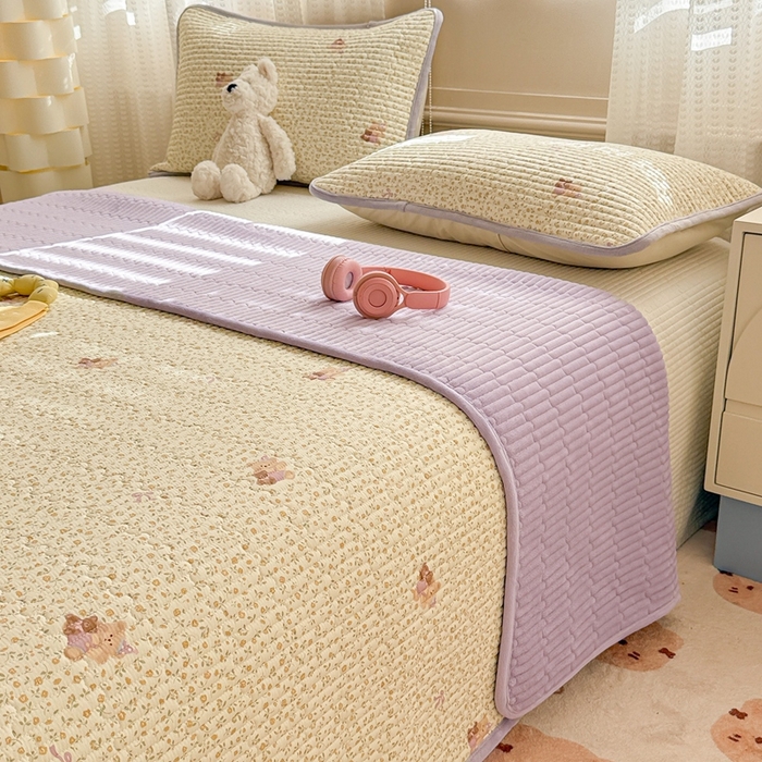 91家纺网 家纺一手货源 找家纺 雅萱家纺 2025新款全棉牛奶绒夹棉床盖系列 闹钟麦田(黄)