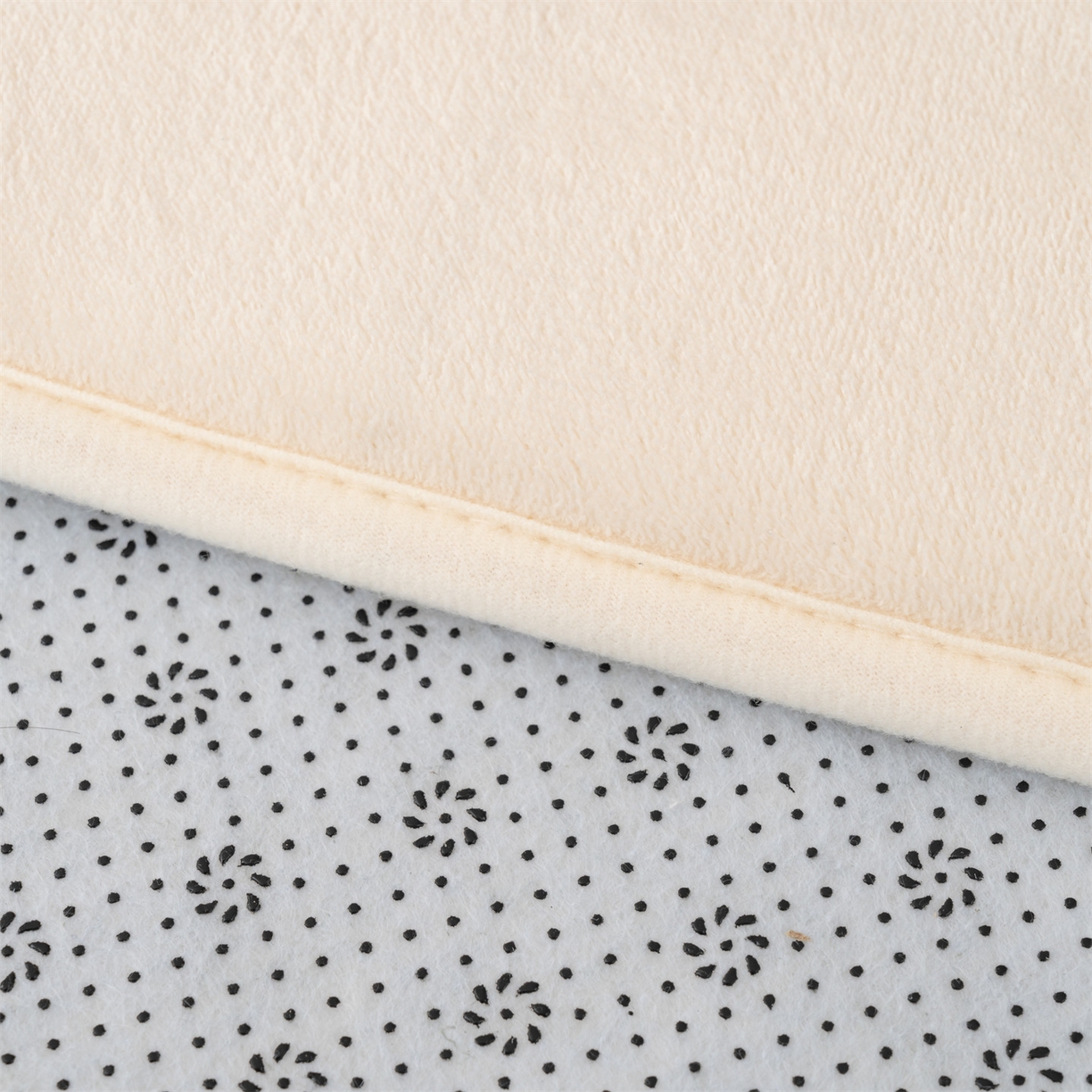 91家纺网 家纺一手货源 找家纺 新太阳蚊帐 2025新款云棉绒可折叠纯色地垫 米白色