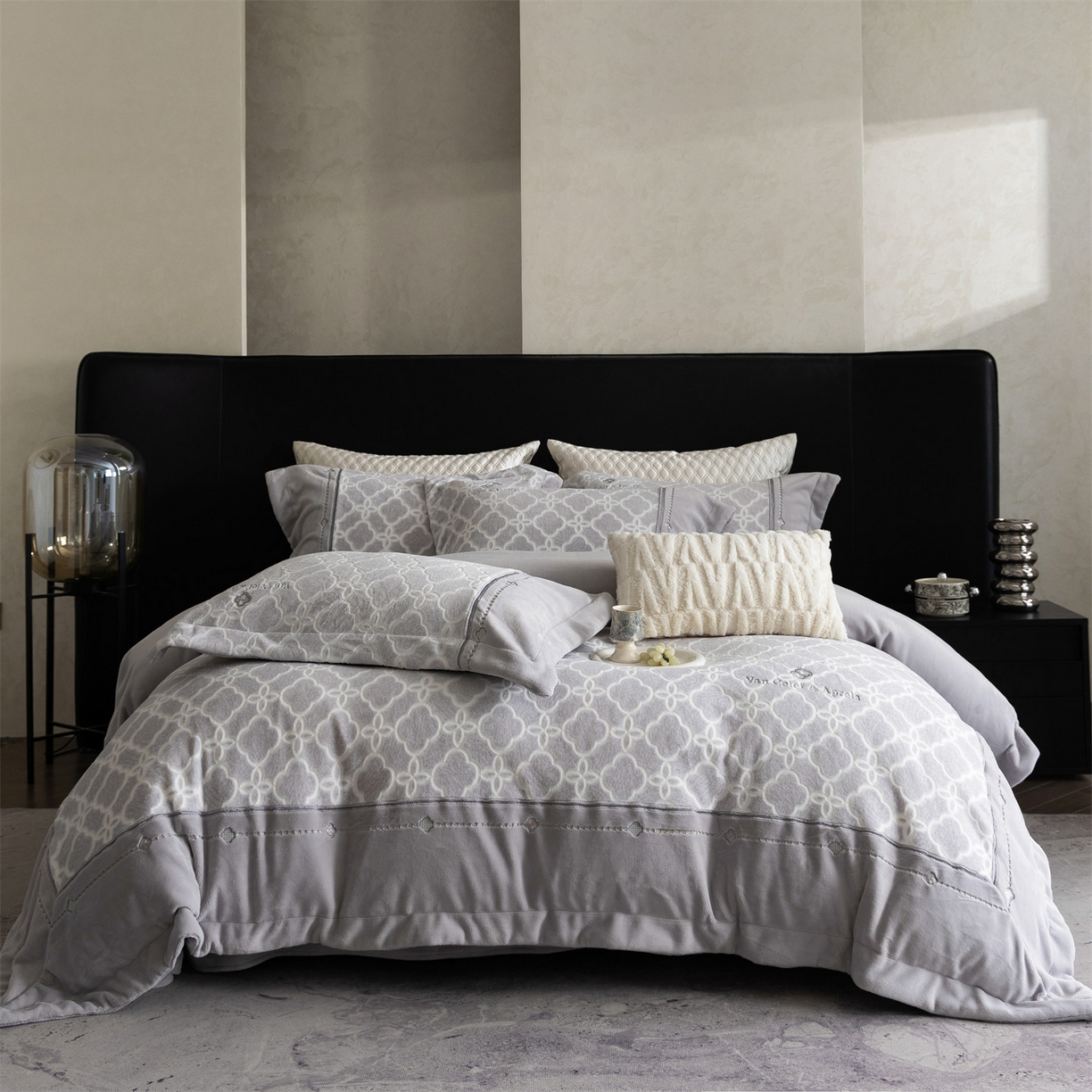 91家纺网 家纺一手货源 找家纺 鼎飞家纺 2025新款雕花牛奶绒四件套--伊芙琳系列 伊芙琳-灰