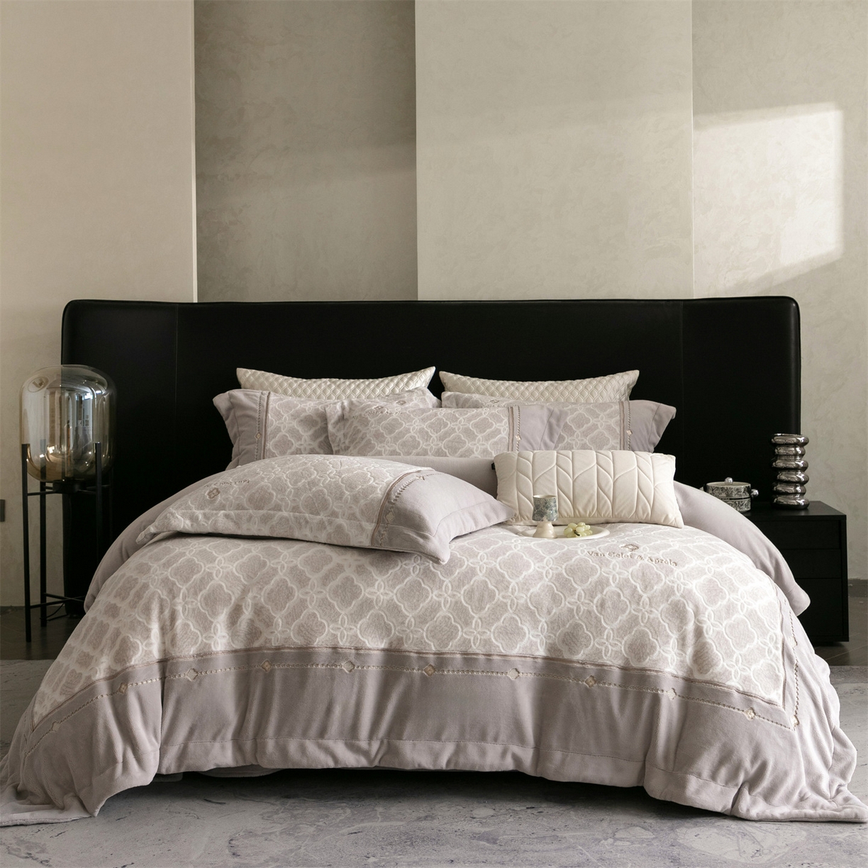 91家纺网 家纺一手货源 找家纺 鼎飞家纺 2025新款雕花牛奶绒四件套--伊芙琳系列 伊芙琳-咖