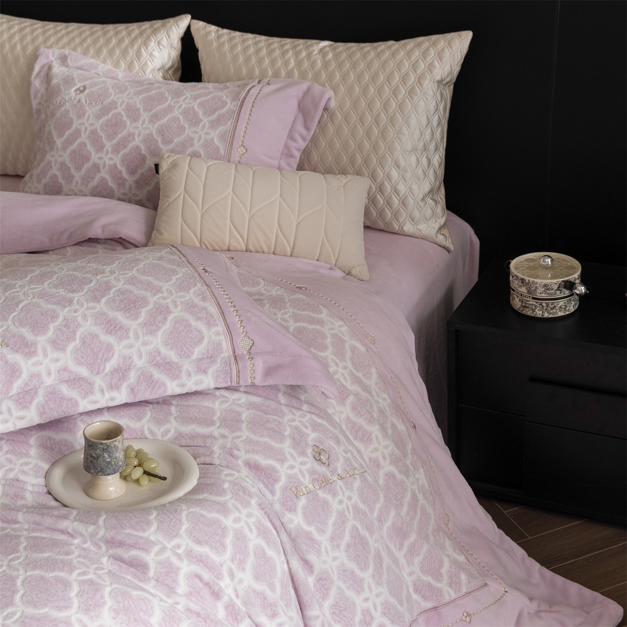 91家纺网 家纺一手货源 找家纺 （总）鼎飞家纺 2025新款雕花牛奶绒四件套--伊芙琳系列