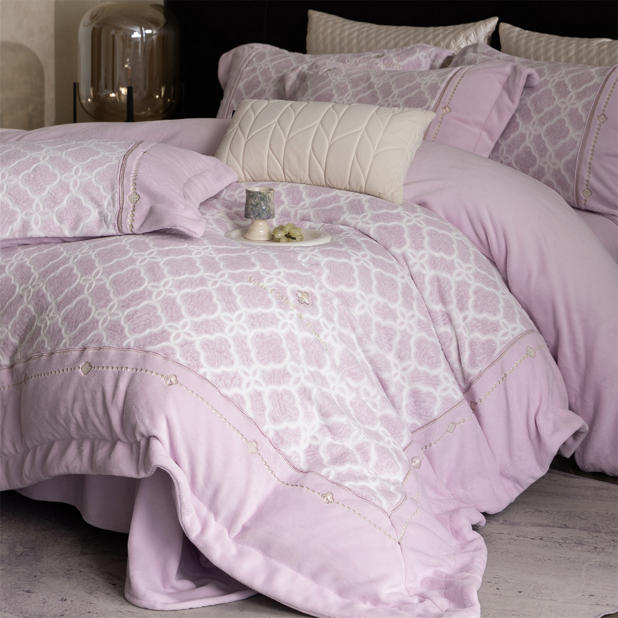 91家纺网 家纺一手货源 找家纺 （总）鼎飞家纺 2025新款雕花牛奶绒四件套--伊芙琳系列