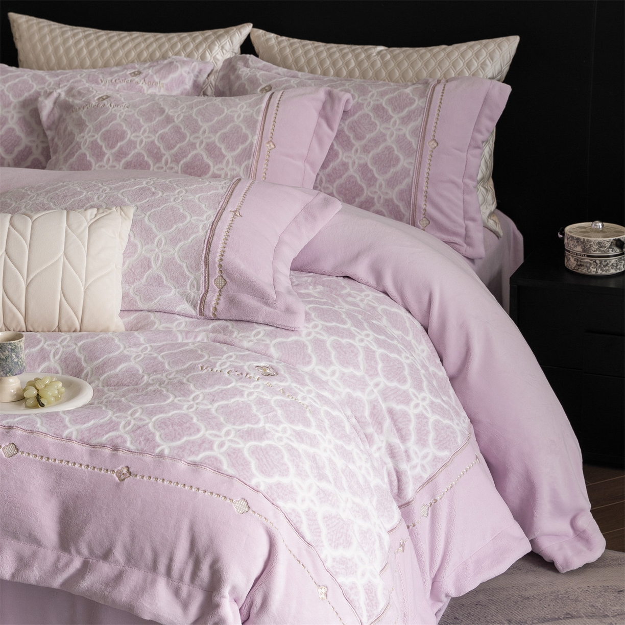 91家纺网 家纺一手货源 找家纺 （总）鼎飞家纺 2025新款雕花牛奶绒四件套--伊芙琳系列