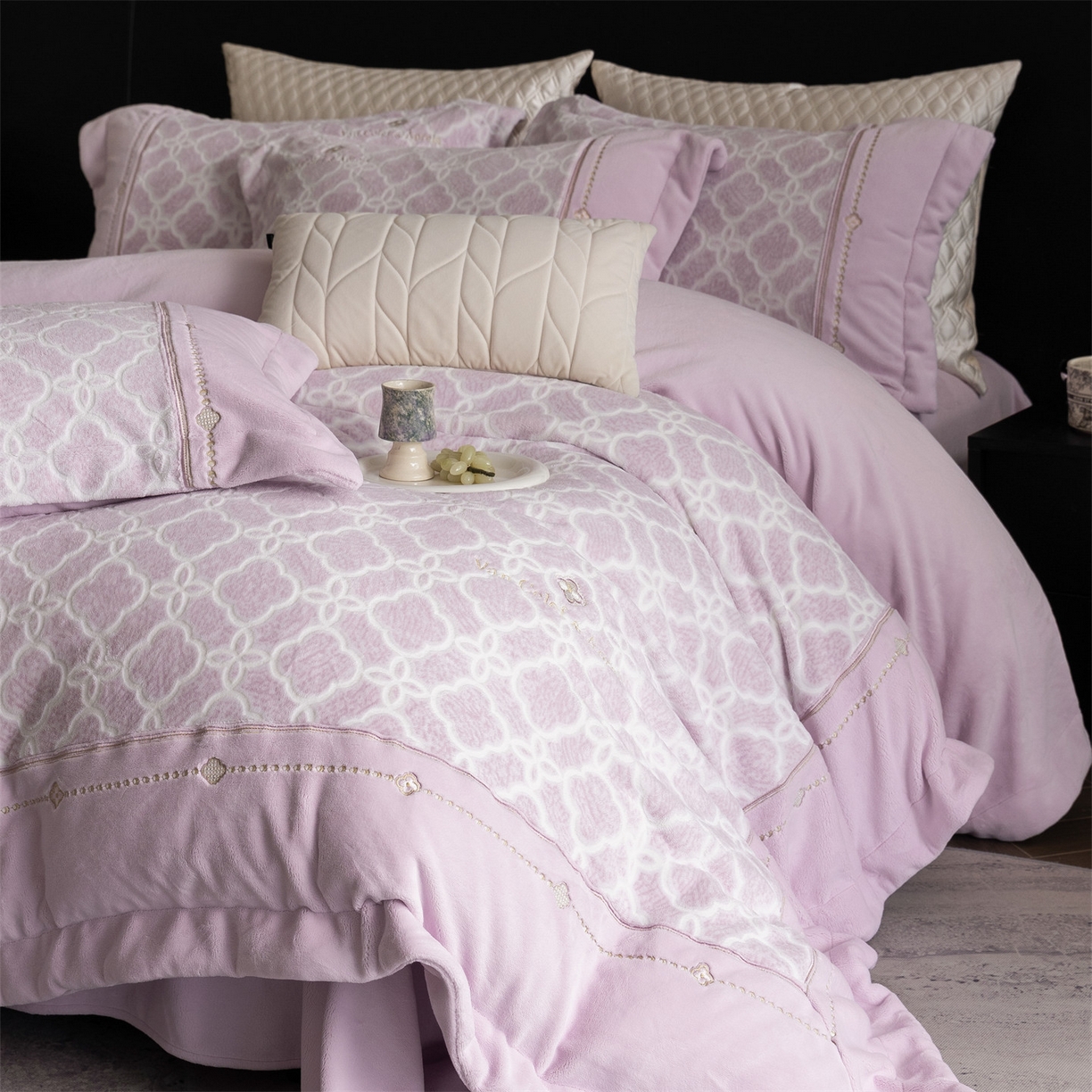 91家纺网 家纺一手货源 找家纺 （总）鼎飞家纺 2025新款雕花牛奶绒四件套--伊芙琳系列