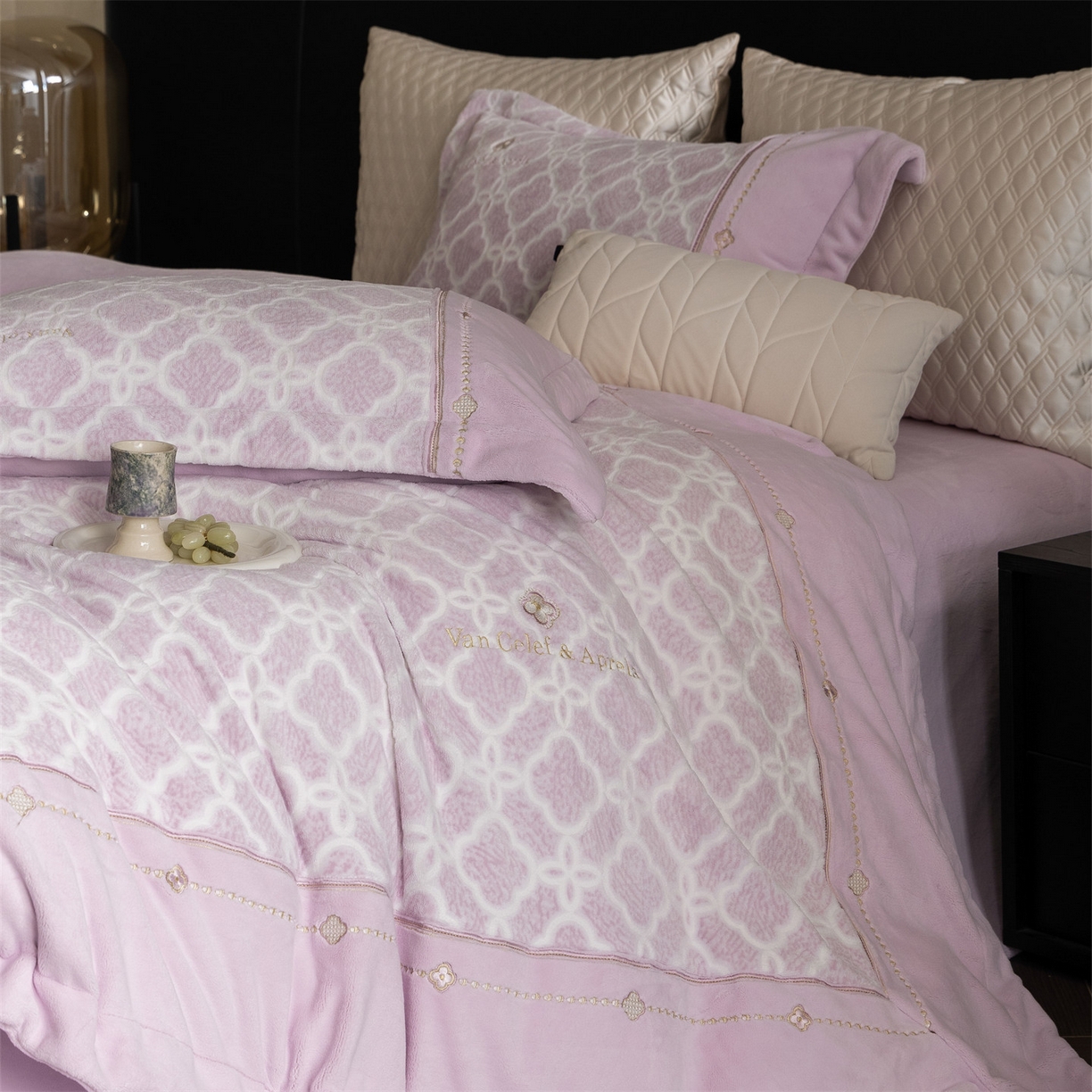 91家纺网 家纺一手货源 找家纺 鼎飞家纺 2025新款雕花牛奶绒四件套--伊芙琳系列 伊芙琳-粉