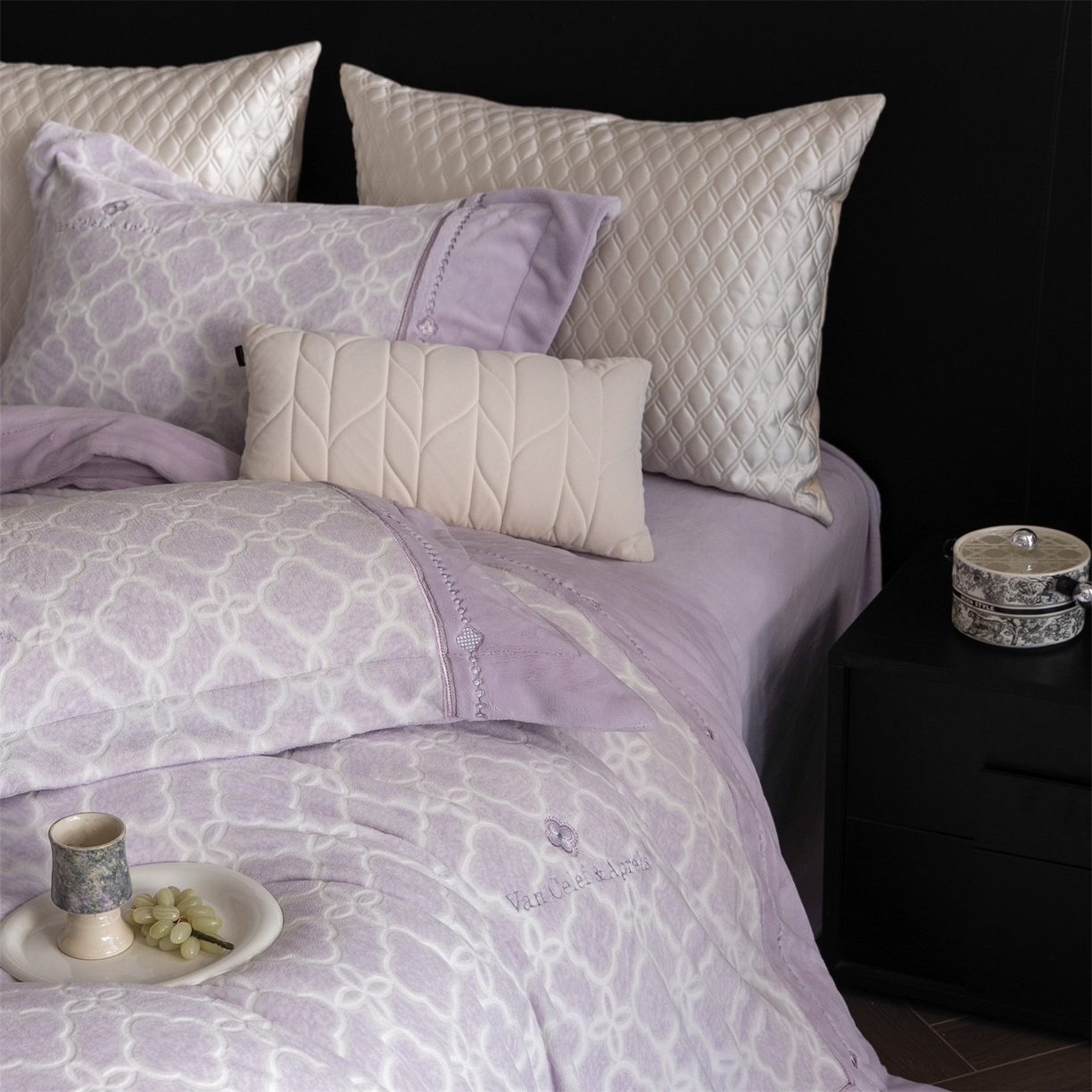 91家纺网 家纺一手货源 找家纺 鼎飞家纺 2025新款雕花牛奶绒四件套--伊芙琳系列 伊芙琳-紫
