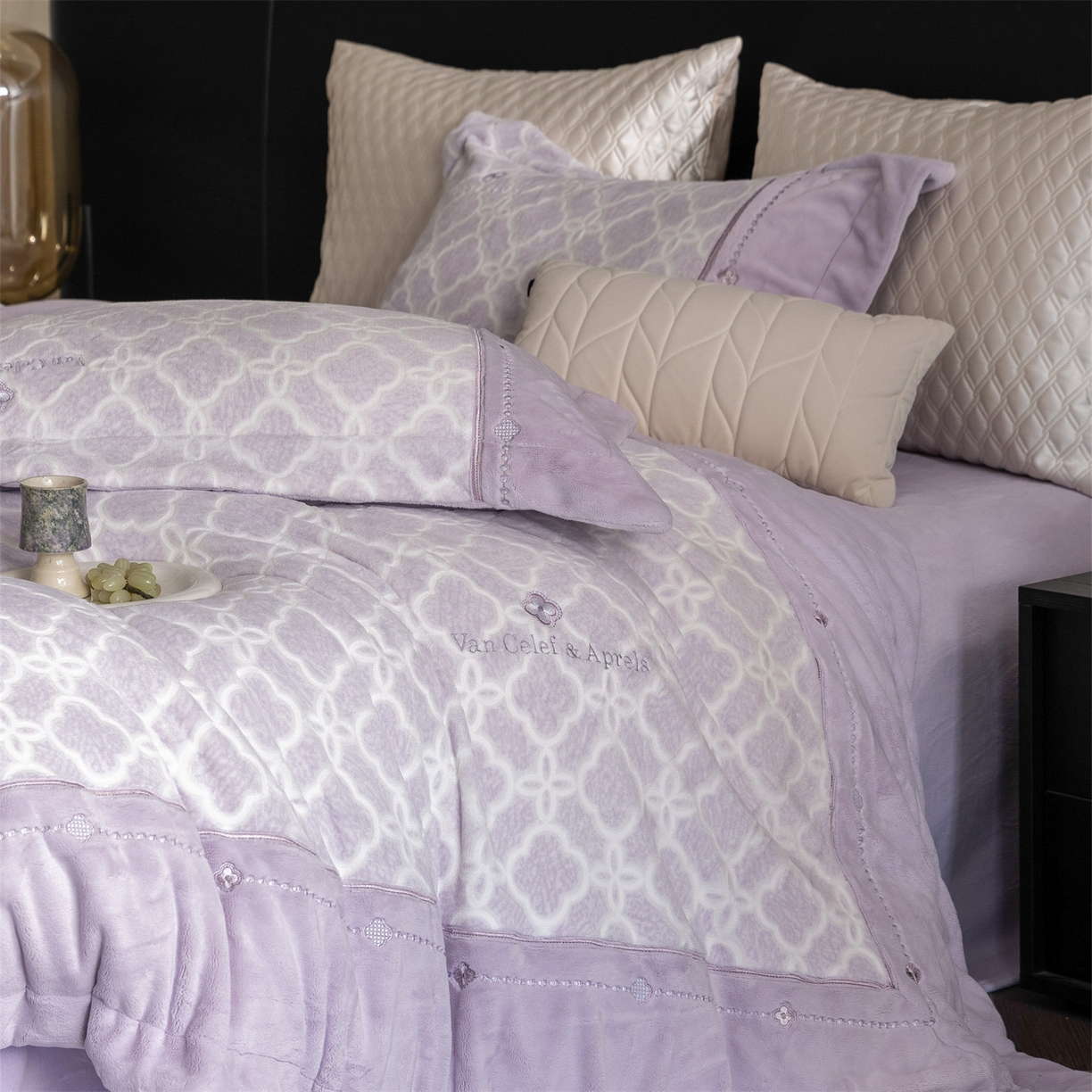 91家纺网 家纺一手货源 找家纺 鼎飞家纺 2025新款雕花牛奶绒四件套--伊芙琳系列 伊芙琳-紫