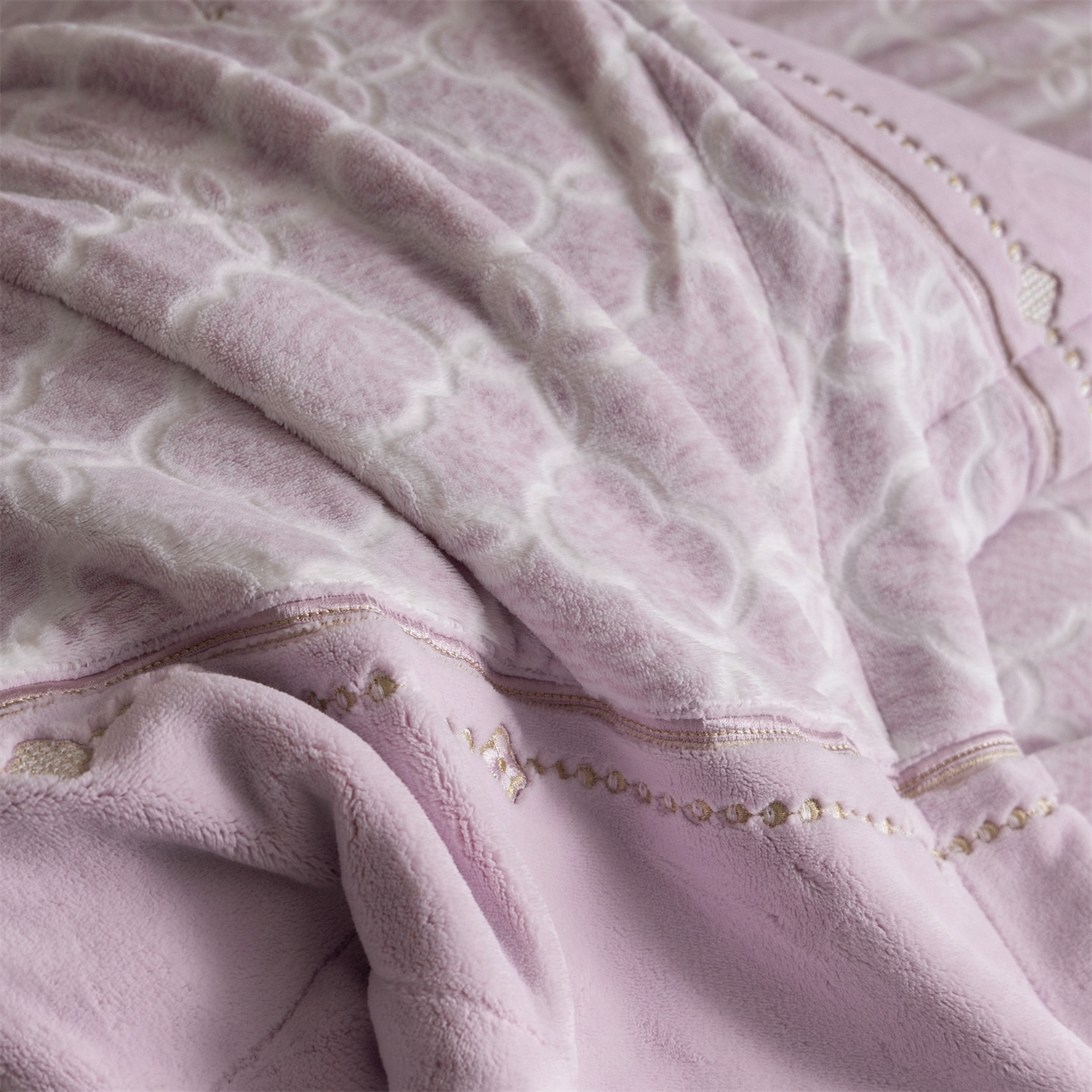 91家纺网 家纺一手货源 找家纺 鼎飞家纺 2025新款雕花牛奶绒四件套--伊芙琳系列 伊芙琳-粉