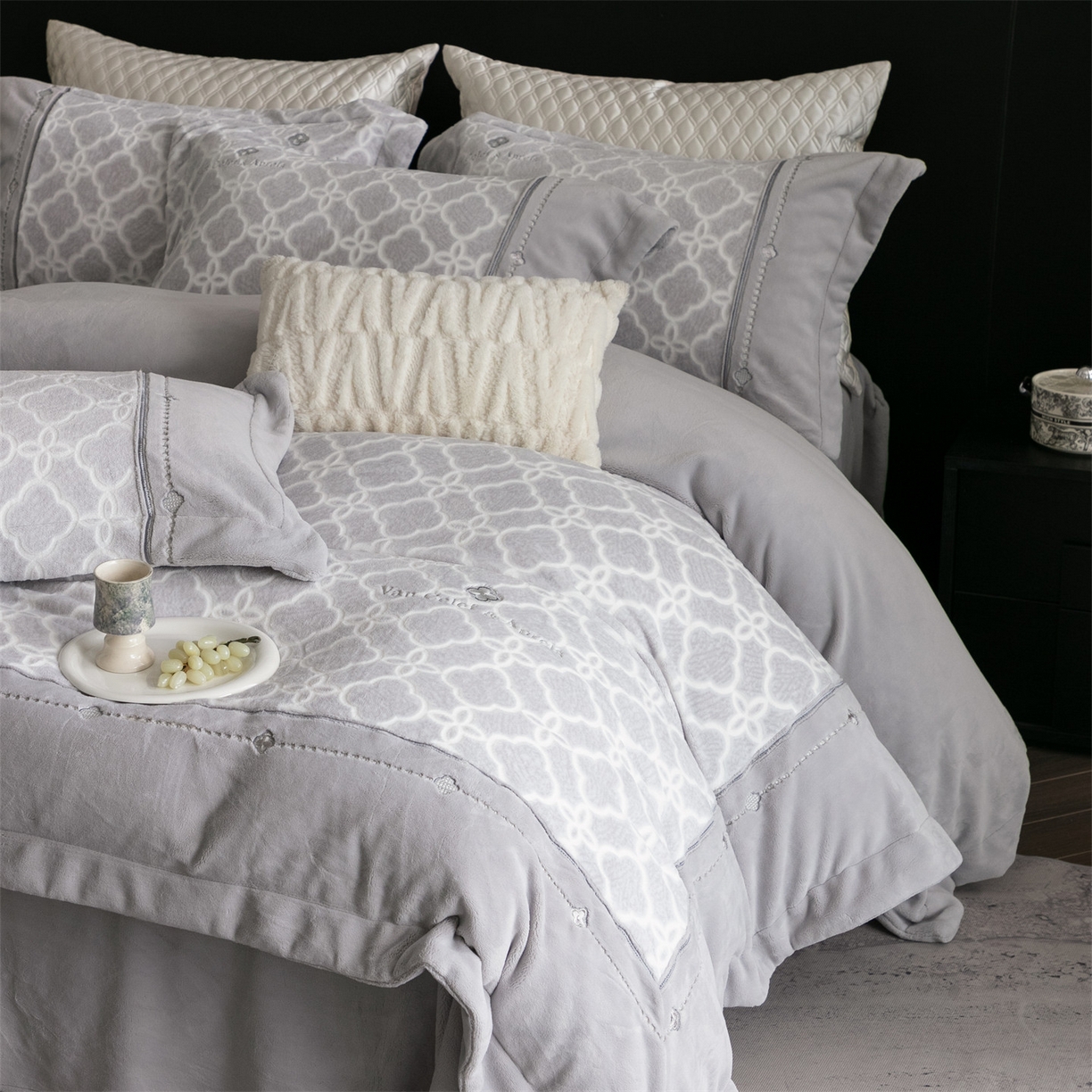 91家纺网 家纺一手货源 找家纺 鼎飞家纺 2025新款雕花牛奶绒四件套--伊芙琳系列 伊芙琳-灰