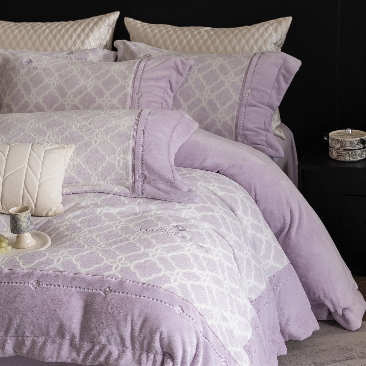 91家纺网 家纺一手货源 找家纺 鼎飞家纺 2025新款雕花牛奶绒四件套--伊芙琳系列 伊芙琳-紫