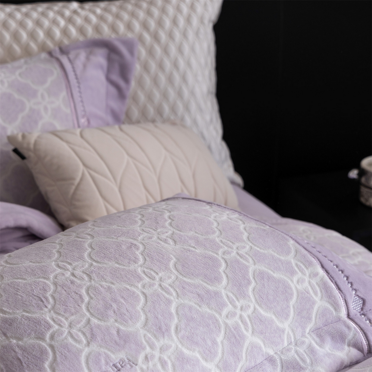 91家纺网 家纺一手货源 找家纺 鼎飞家纺 2025新款雕花牛奶绒四件套--伊芙琳系列 伊芙琳-紫