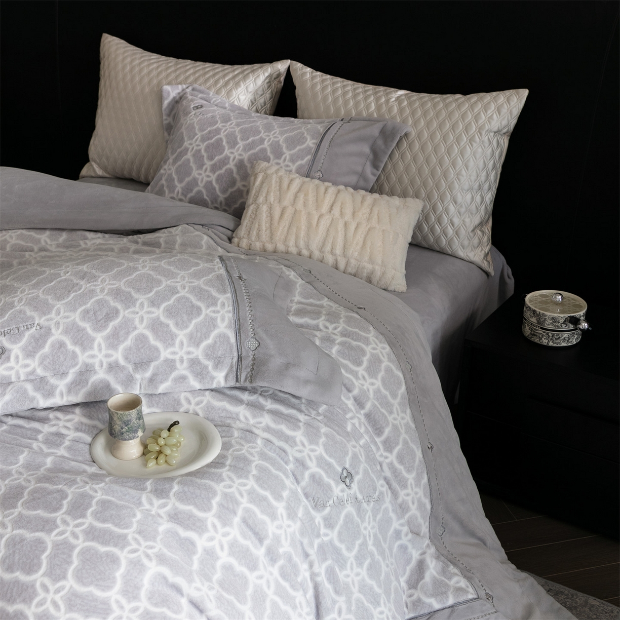 91家纺网 家纺一手货源 找家纺 鼎飞家纺 2025新款雕花牛奶绒四件套--伊芙琳系列 伊芙琳-灰