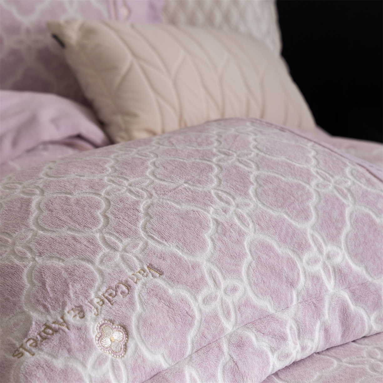 91家纺网 家纺一手货源 找家纺 鼎飞家纺 2025新款雕花牛奶绒四件套--伊芙琳系列 伊芙琳-粉