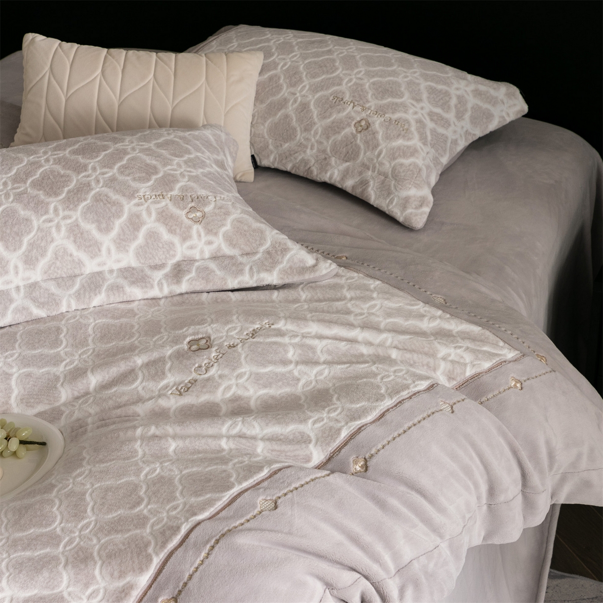 91家纺网 家纺一手货源 找家纺 鼎飞家纺 2025新款雕花牛奶绒四件套--伊芙琳系列 伊芙琳-咖