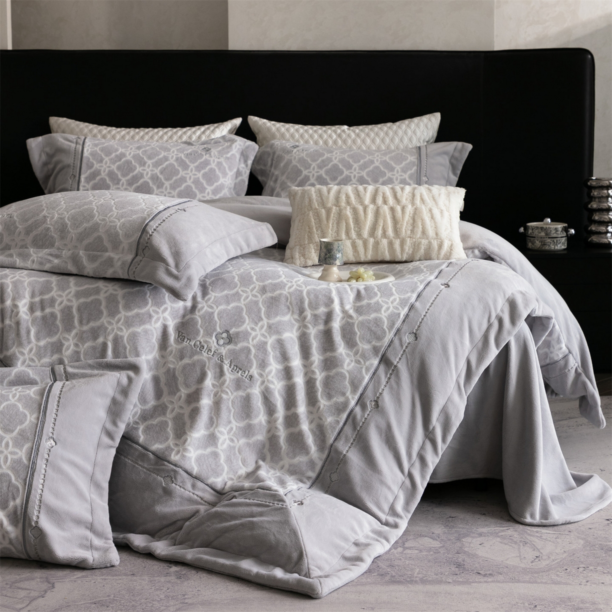 91家纺网 家纺一手货源 找家纺 鼎飞家纺 2025新款雕花牛奶绒四件套--伊芙琳系列 伊芙琳-灰