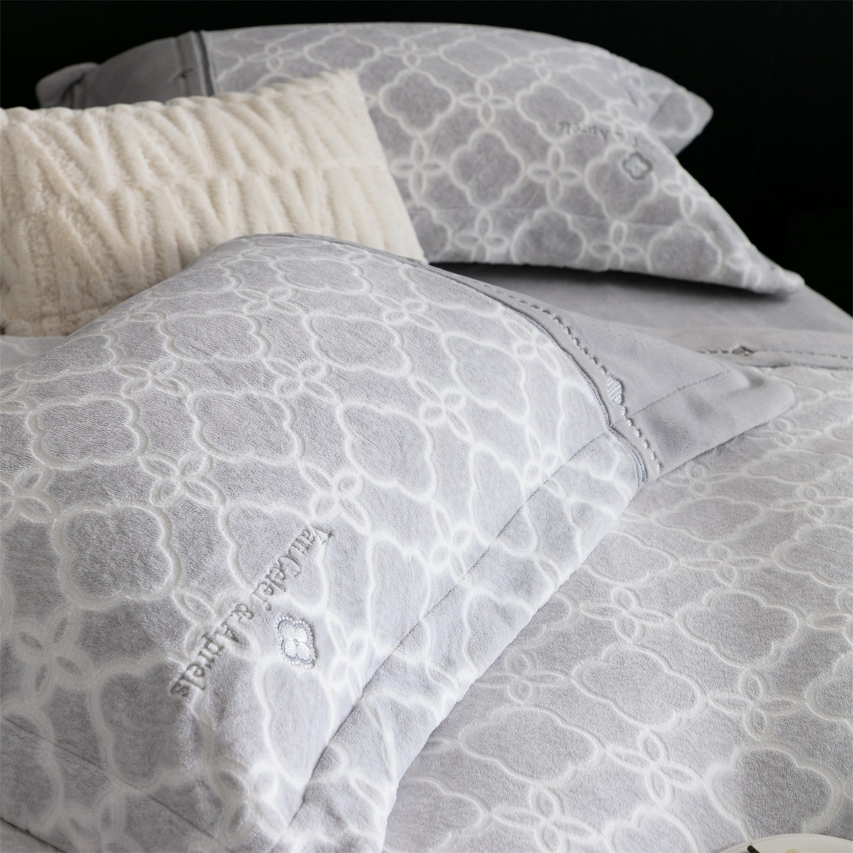 91家纺网 家纺一手货源 找家纺 鼎飞家纺 2025新款雕花牛奶绒四件套--伊芙琳系列 伊芙琳-灰