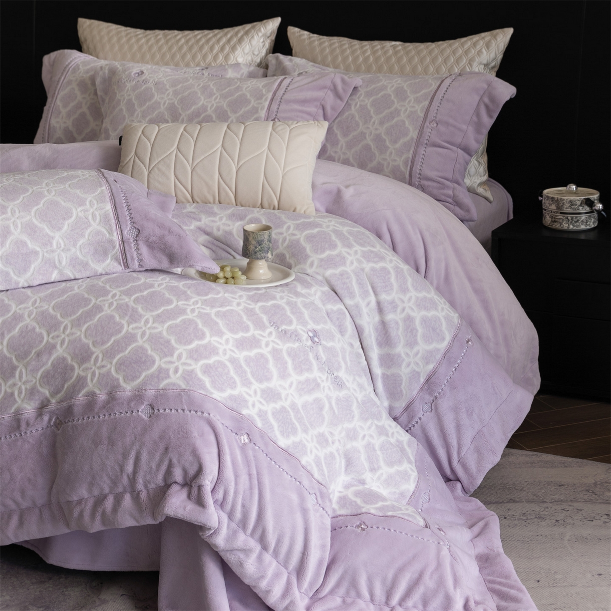 91家纺网 家纺一手货源 找家纺 鼎飞家纺 2025新款雕花牛奶绒四件套--伊芙琳系列 伊芙琳-紫