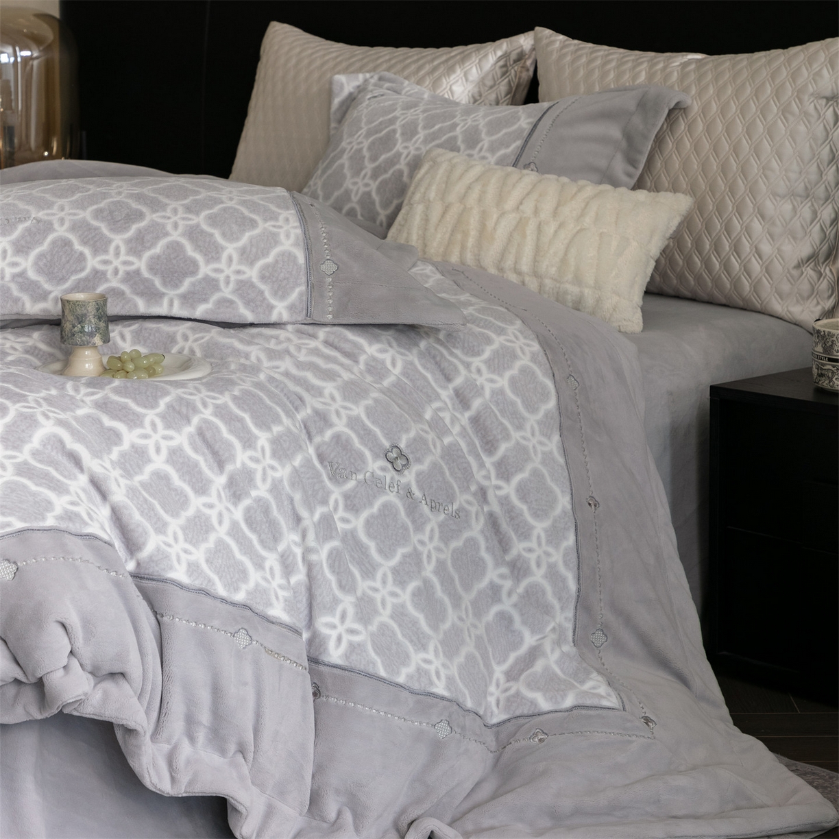 91家纺网 家纺一手货源 找家纺 鼎飞家纺 2025新款雕花牛奶绒四件套--伊芙琳系列 伊芙琳-灰