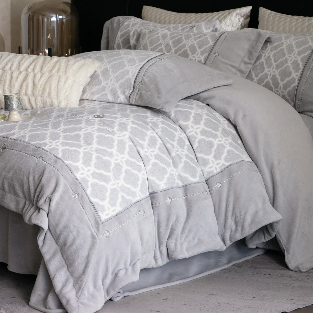 91家纺网 家纺一手货源 找家纺 鼎飞家纺 2025新款雕花牛奶绒四件套--伊芙琳系列 伊芙琳-灰