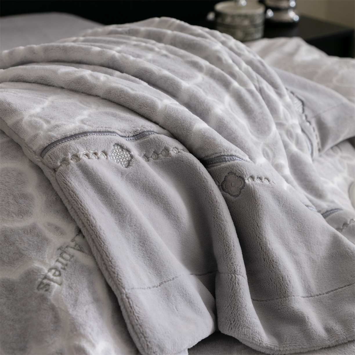 91家纺网 家纺一手货源 找家纺 鼎飞家纺 2025新款雕花牛奶绒四件套--伊芙琳系列 伊芙琳-灰