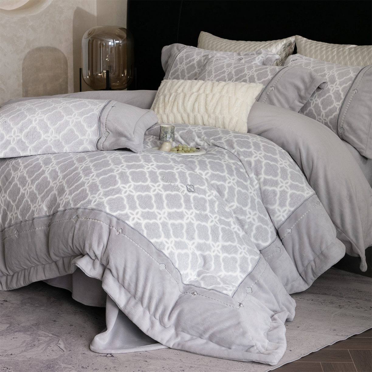 91家纺网 家纺一手货源 找家纺 鼎飞家纺 2025新款雕花牛奶绒四件套--伊芙琳系列 伊芙琳-灰