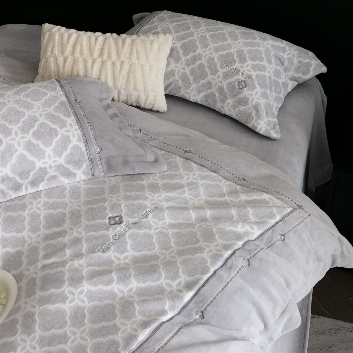 91家纺网 家纺一手货源 找家纺 鼎飞家纺 2025新款雕花牛奶绒四件套--伊芙琳系列 伊芙琳-灰