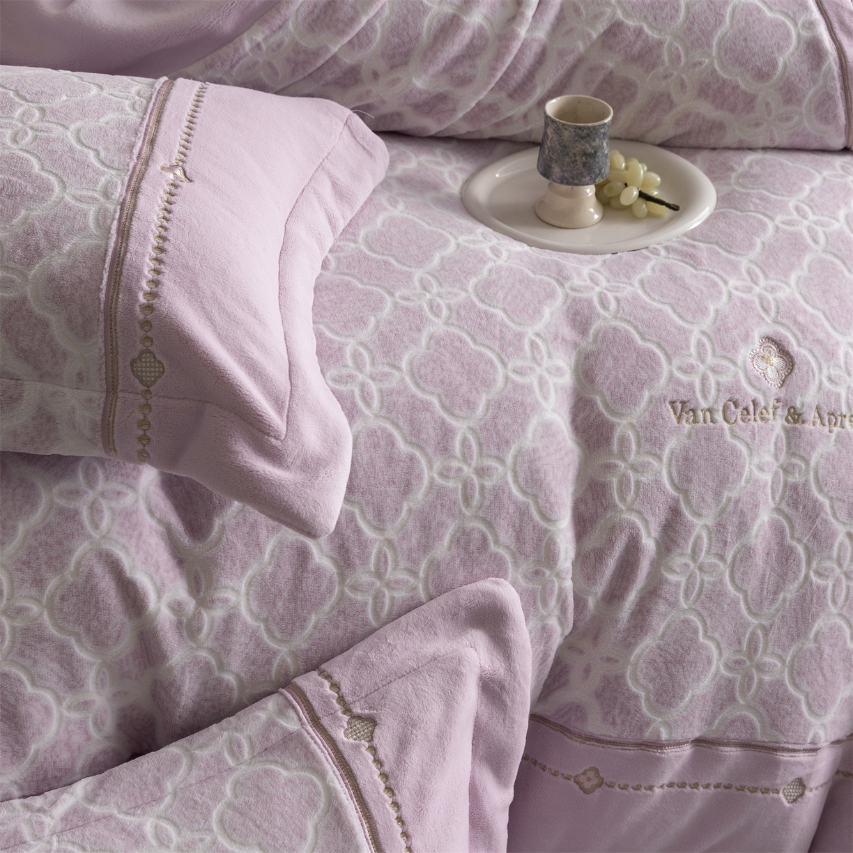 91家纺网 家纺一手货源 找家纺 鼎飞家纺 2025新款雕花牛奶绒四件套--伊芙琳系列 伊芙琳-粉