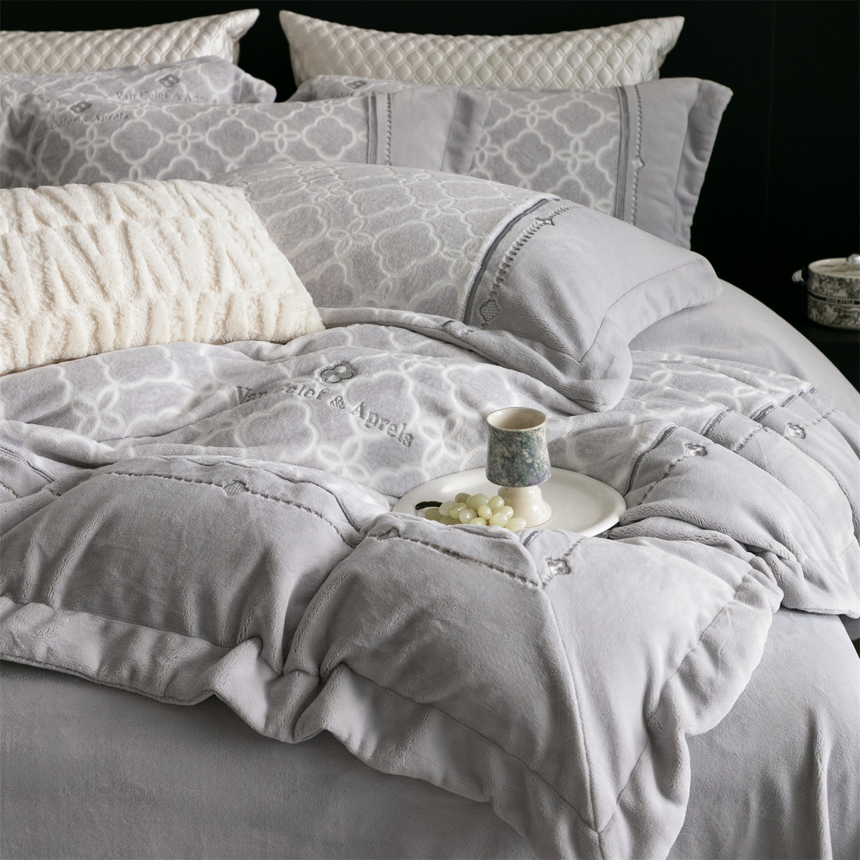 91家纺网 家纺一手货源 找家纺 鼎飞家纺 2025新款雕花牛奶绒四件套--伊芙琳系列 伊芙琳-灰