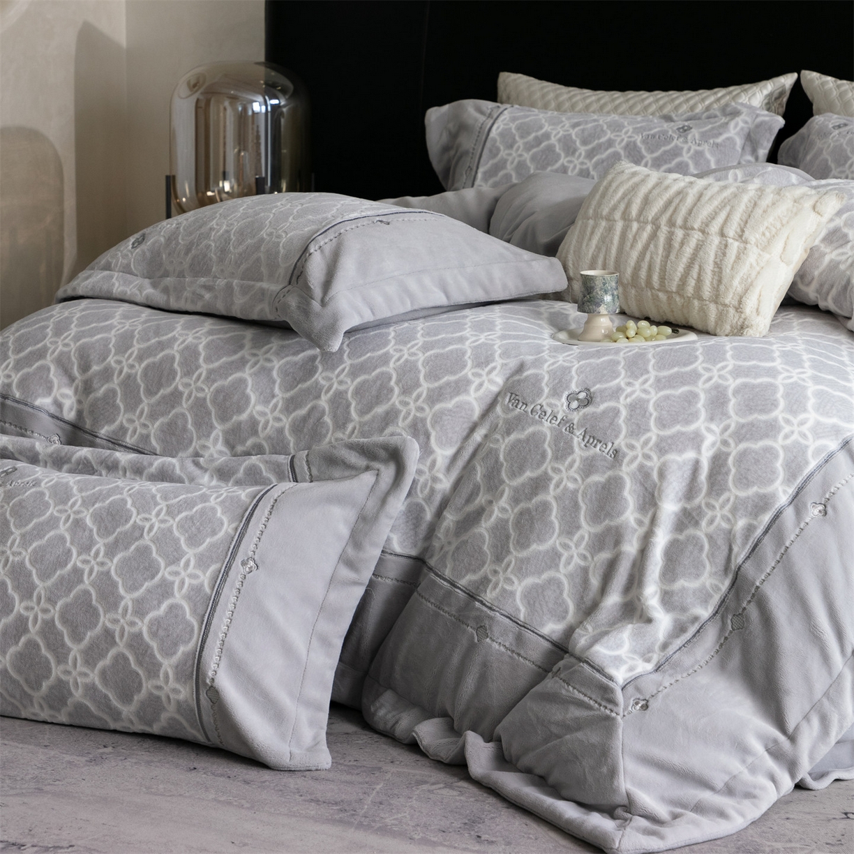 91家纺网 家纺一手货源 找家纺 鼎飞家纺 2025新款雕花牛奶绒四件套--伊芙琳系列 伊芙琳-灰