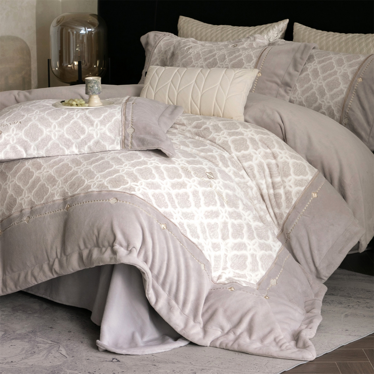 91家纺网 家纺一手货源 找家纺 鼎飞家纺 2025新款雕花牛奶绒四件套--伊芙琳系列 伊芙琳-咖