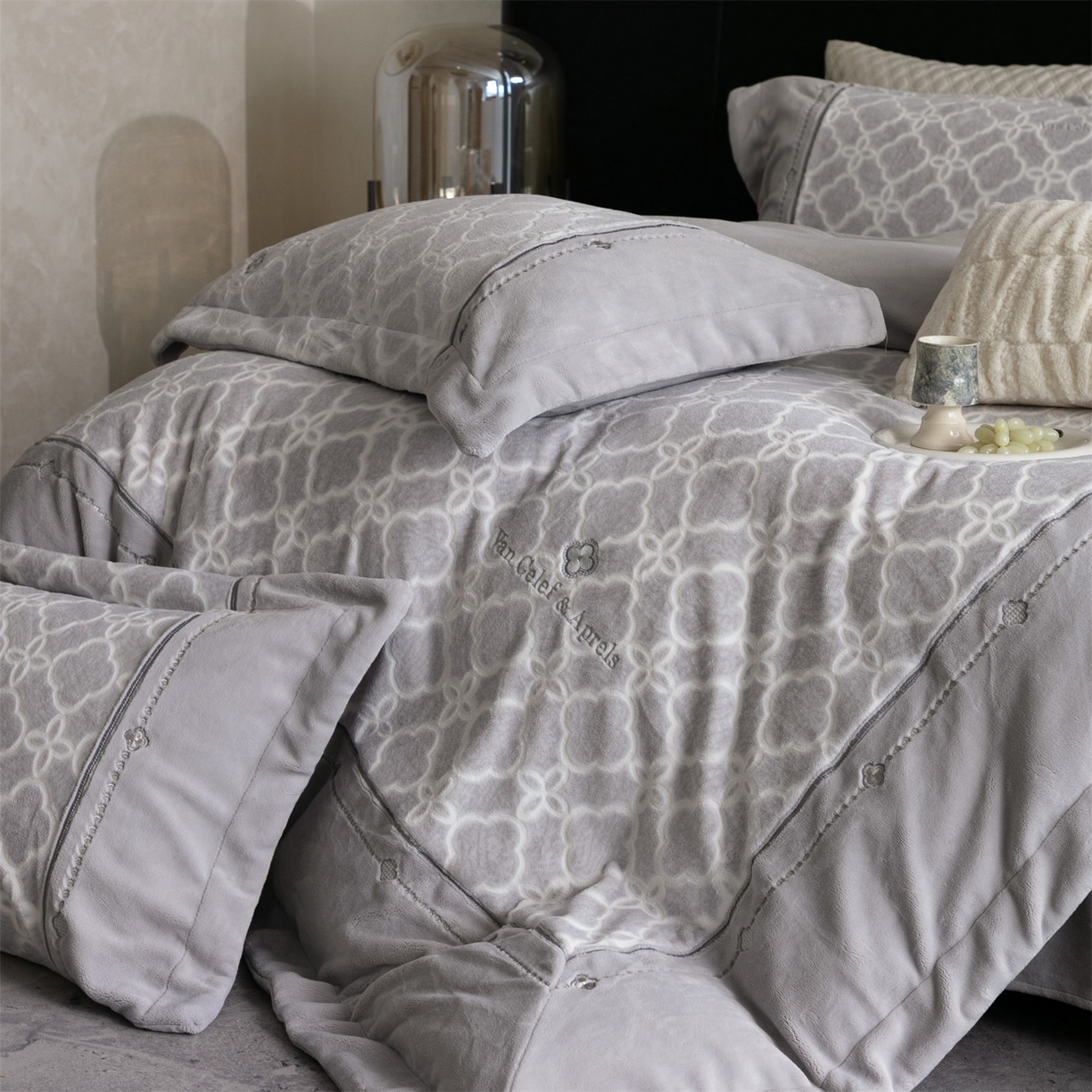 91家纺网 家纺一手货源 找家纺 鼎飞家纺 2025新款雕花牛奶绒四件套--伊芙琳系列 伊芙琳-灰