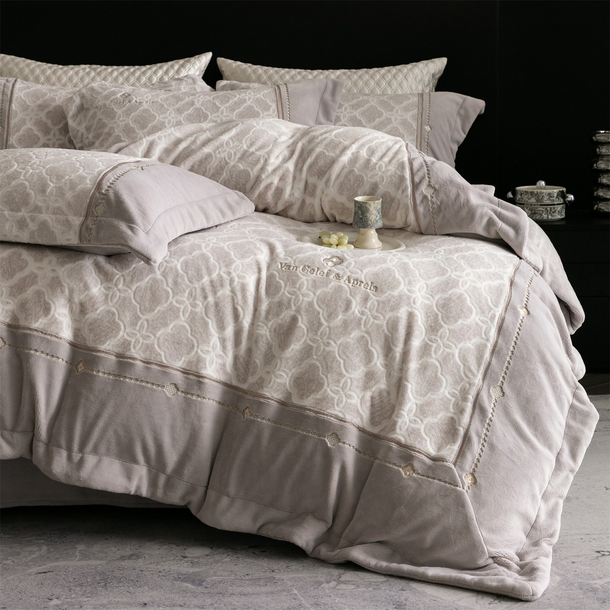 91家纺网 家纺一手货源 找家纺 鼎飞家纺 2025新款雕花牛奶绒四件套--伊芙琳系列 伊芙琳-咖