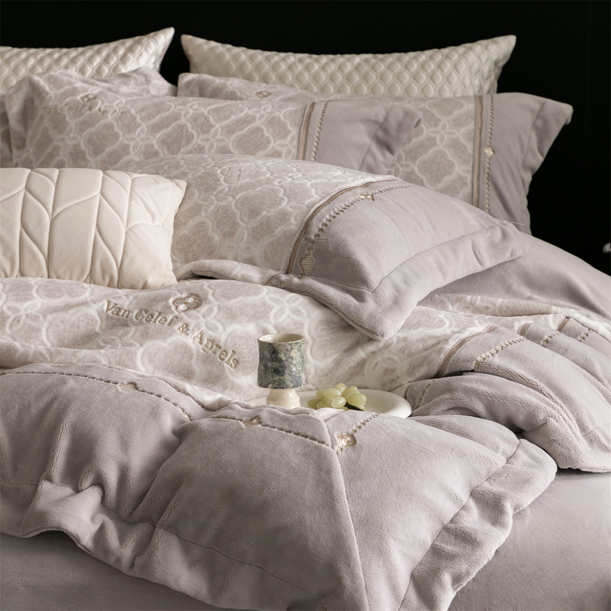 91家纺网 家纺一手货源 找家纺 鼎飞家纺 2025新款雕花牛奶绒四件套--伊芙琳系列 伊芙琳-咖