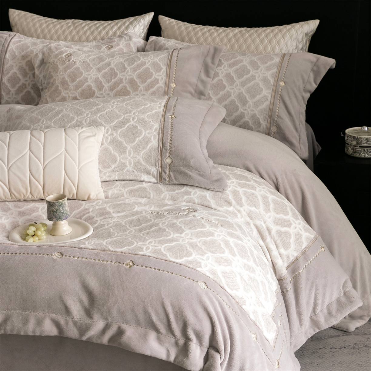 91家纺网 家纺一手货源 找家纺 鼎飞家纺 2025新款雕花牛奶绒四件套--伊芙琳系列 伊芙琳-咖