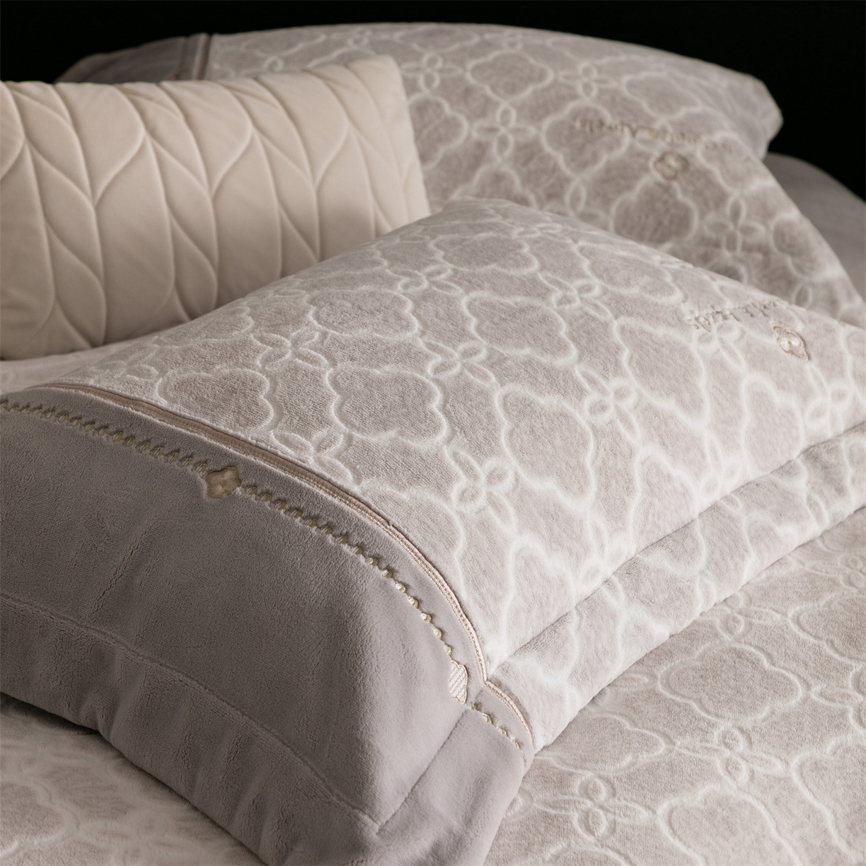 91家纺网 家纺一手货源 找家纺 鼎飞家纺 2025新款雕花牛奶绒四件套--伊芙琳系列 伊芙琳-咖