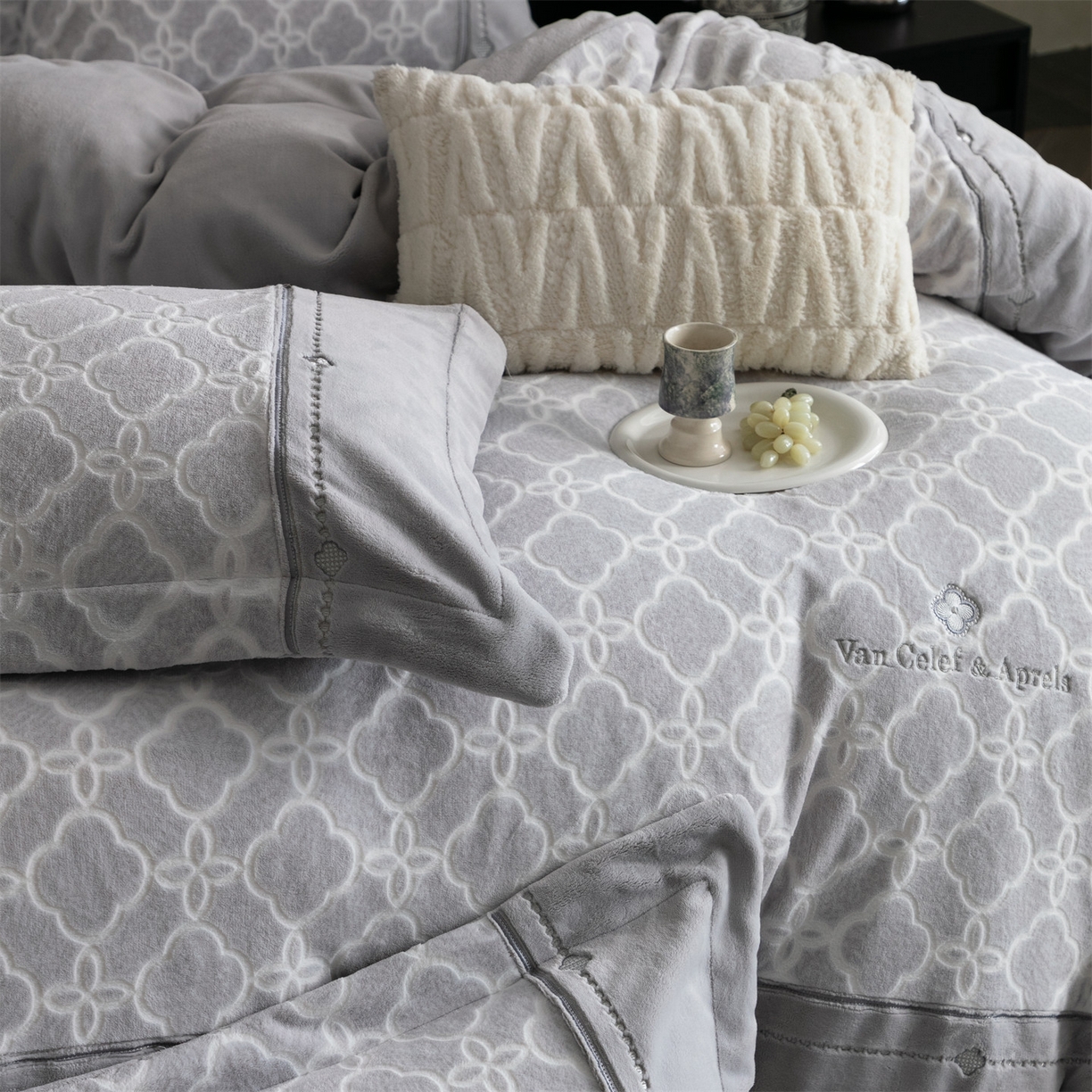 91家纺网 家纺一手货源 找家纺 鼎飞家纺 2025新款雕花牛奶绒四件套--伊芙琳系列 伊芙琳-灰