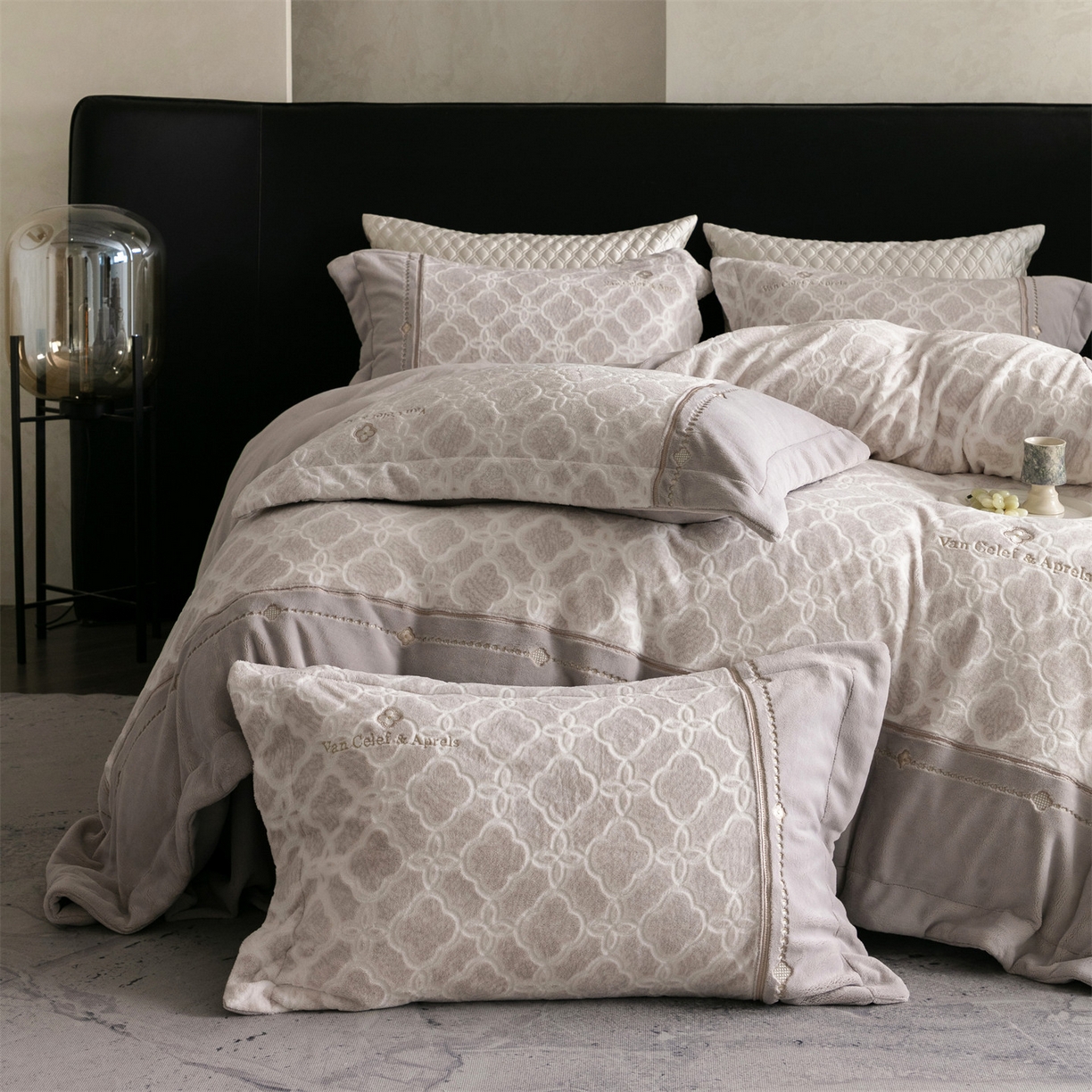 91家纺网 家纺一手货源 找家纺 鼎飞家纺 2025新款雕花牛奶绒四件套--伊芙琳系列 伊芙琳-咖