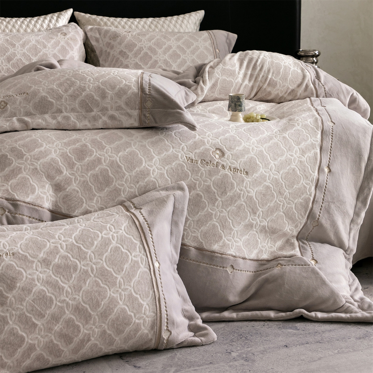 91家纺网 家纺一手货源 找家纺 鼎飞家纺 2025新款雕花牛奶绒四件套--伊芙琳系列 伊芙琳-咖