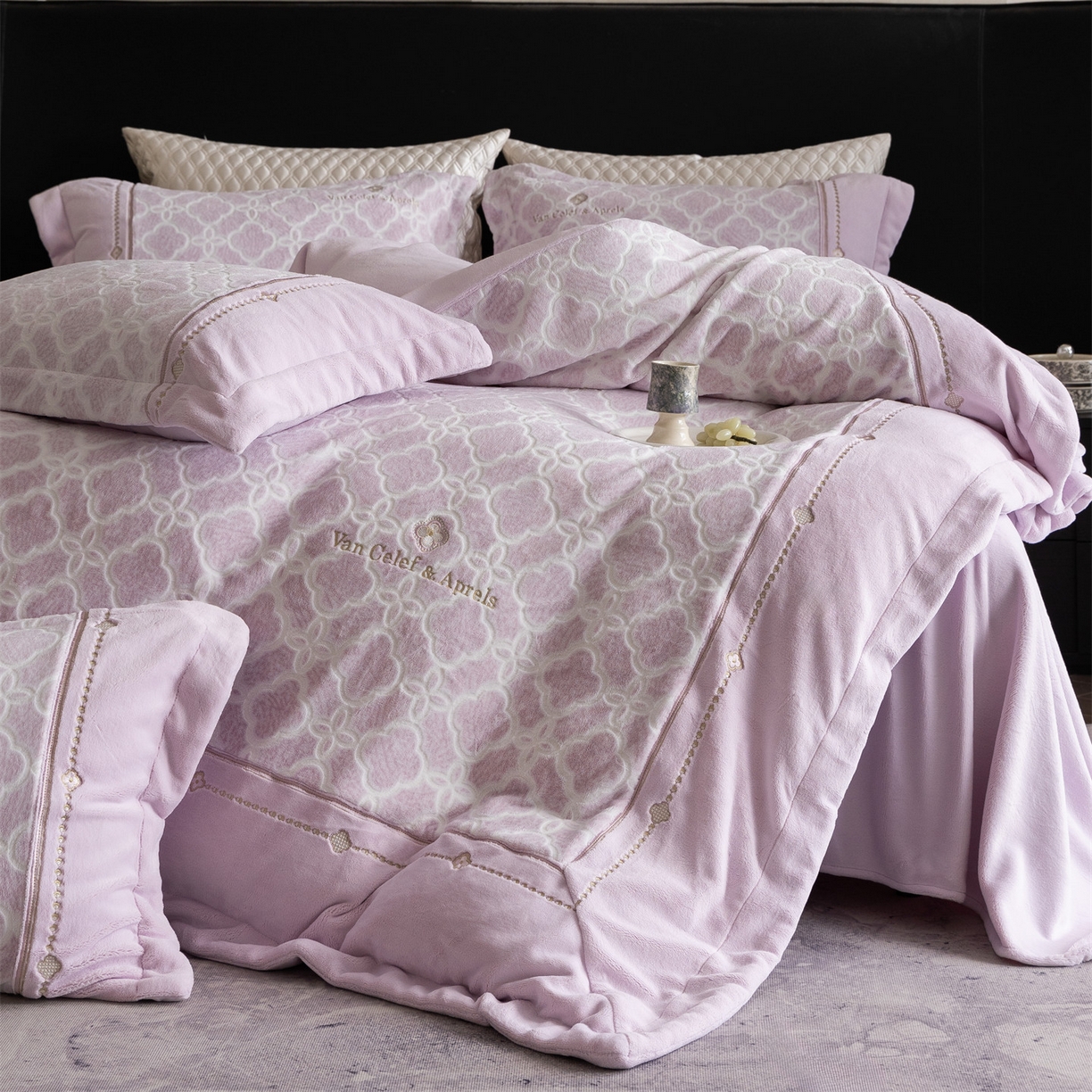 91家纺网 家纺一手货源 找家纺 鼎飞家纺 2025新款雕花牛奶绒四件套--伊芙琳系列 伊芙琳-粉