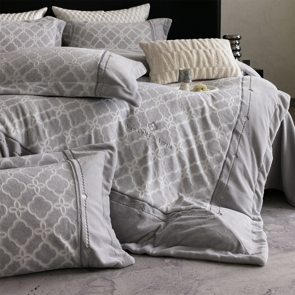 91家纺网 家纺一手货源 找家纺 鼎飞家纺 2025新款雕花牛奶绒四件套--伊芙琳系列 伊芙琳-灰