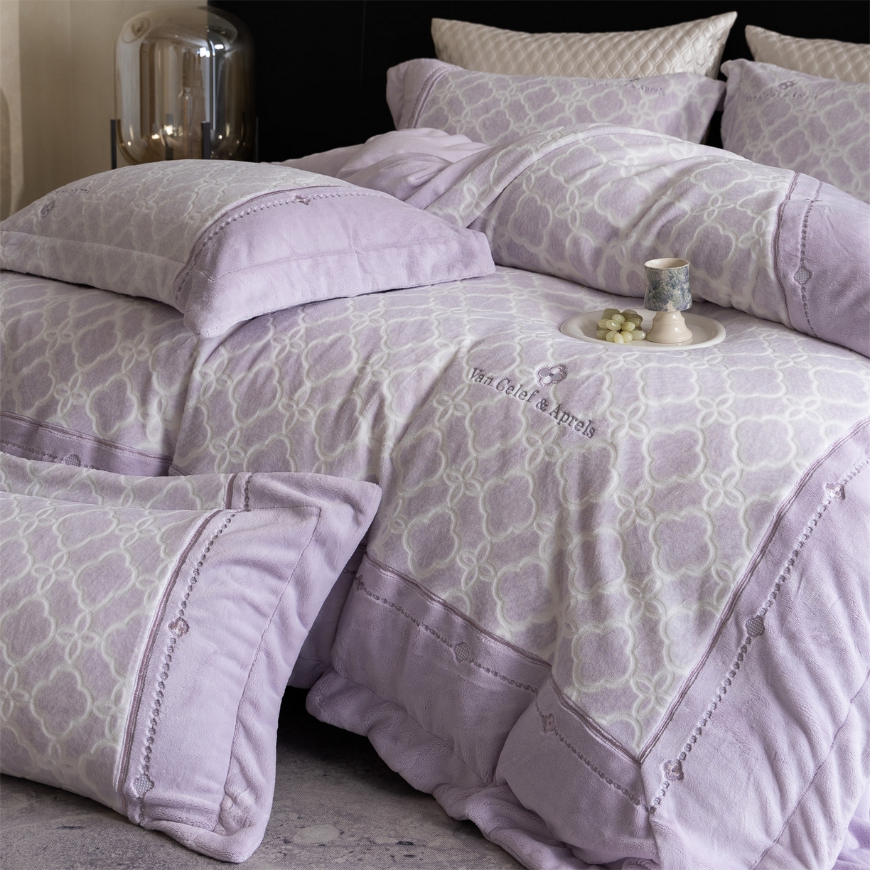 91家纺网 家纺一手货源 找家纺 鼎飞家纺 2025新款雕花牛奶绒四件套--伊芙琳系列 伊芙琳-紫