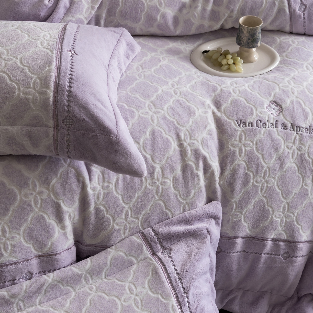 91家纺网 家纺一手货源 找家纺 鼎飞家纺 2025新款雕花牛奶绒四件套--伊芙琳系列 伊芙琳-紫