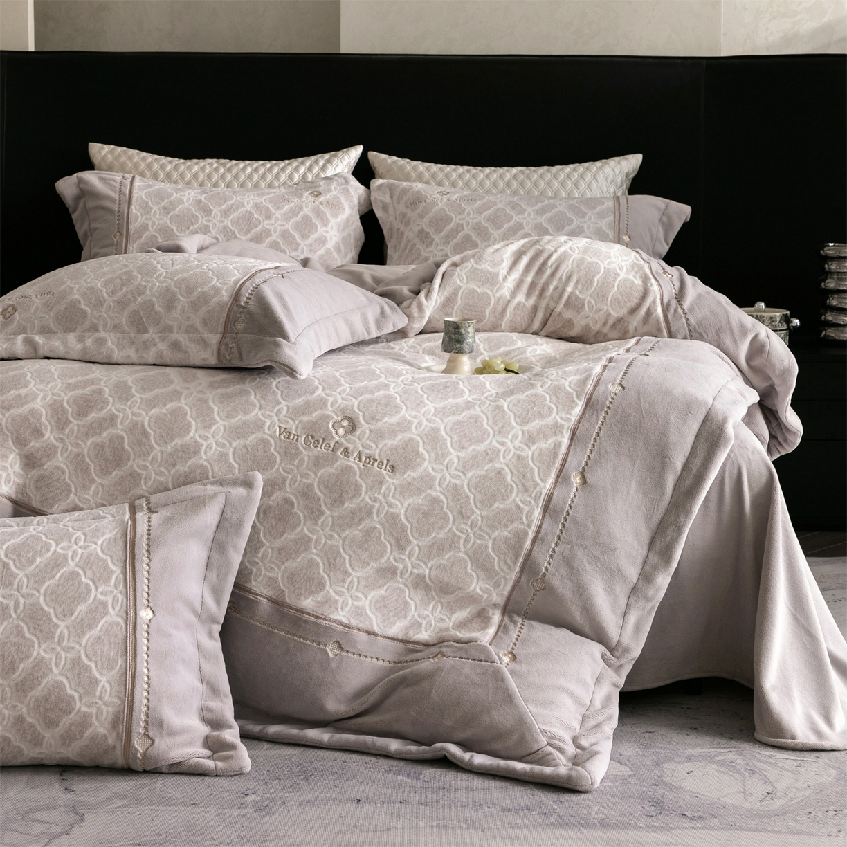 91家纺网 家纺一手货源 找家纺 鼎飞家纺 2025新款雕花牛奶绒四件套--伊芙琳系列 伊芙琳-咖