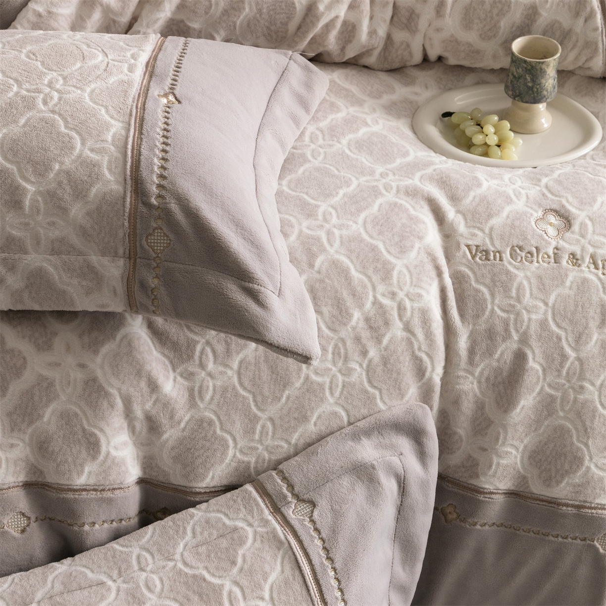 91家纺网 家纺一手货源 找家纺 鼎飞家纺 2025新款雕花牛奶绒四件套--伊芙琳系列 伊芙琳-咖