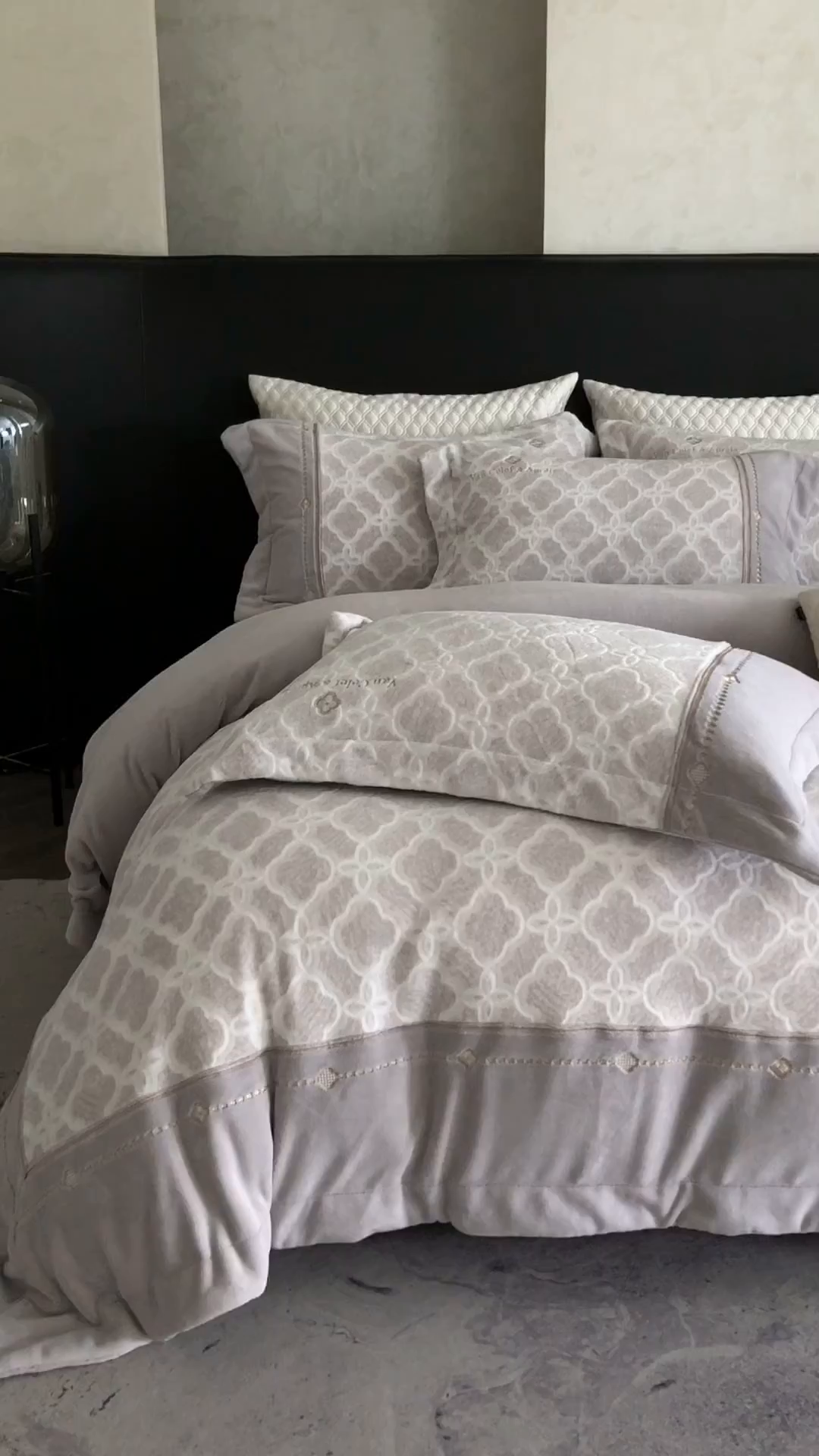 91家纺网 家纺一手货源 找家纺 鼎飞家纺 2025新款雕花牛奶绒四件套--伊芙琳系列 伊芙琳-咖