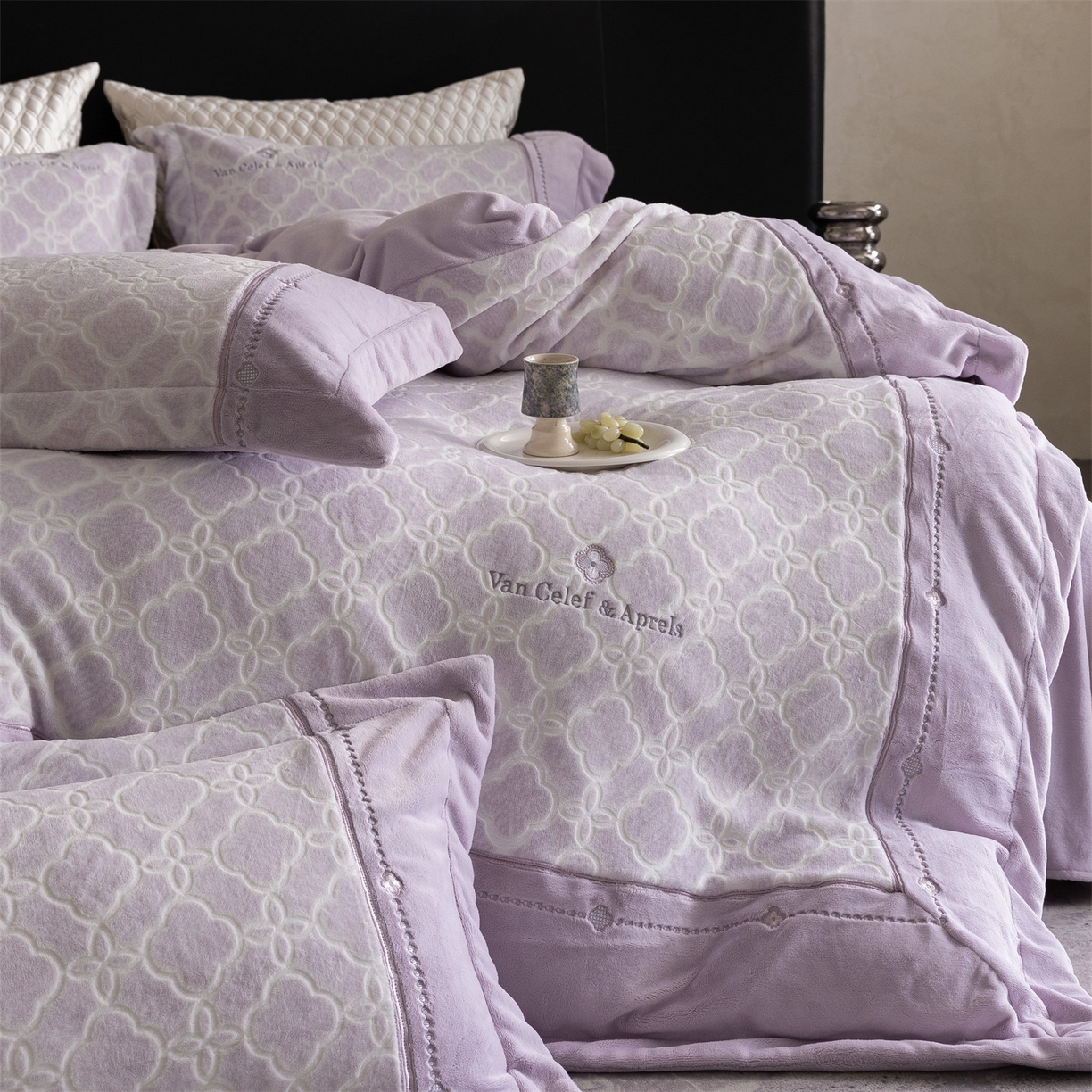 91家纺网 家纺一手货源 找家纺 鼎飞家纺 2025新款雕花牛奶绒四件套--伊芙琳系列 伊芙琳-紫